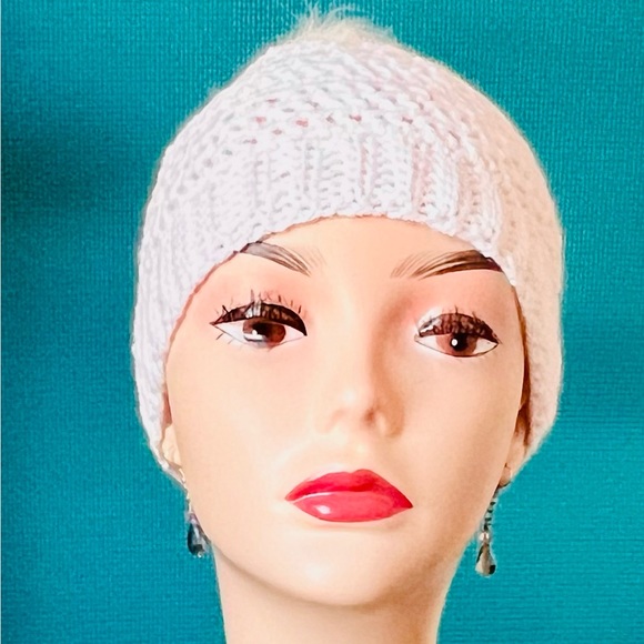 White beanie with faux fur pompom and matching fingerless gloves - Picture 4 of 4